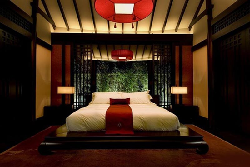 Phòng ngủ biệt thự nổi bật với tone màu đỏ đúng chuẩn phong cách Á Đông Đương đại