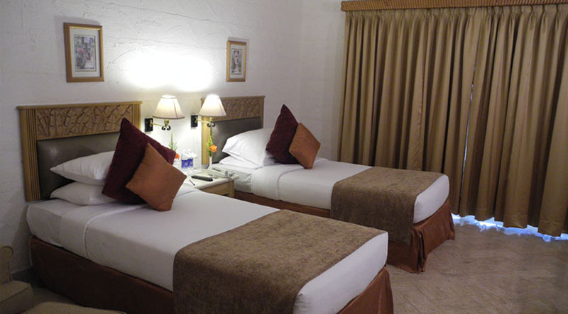Phòng ngủ khách sạn với nội thất hiện đại