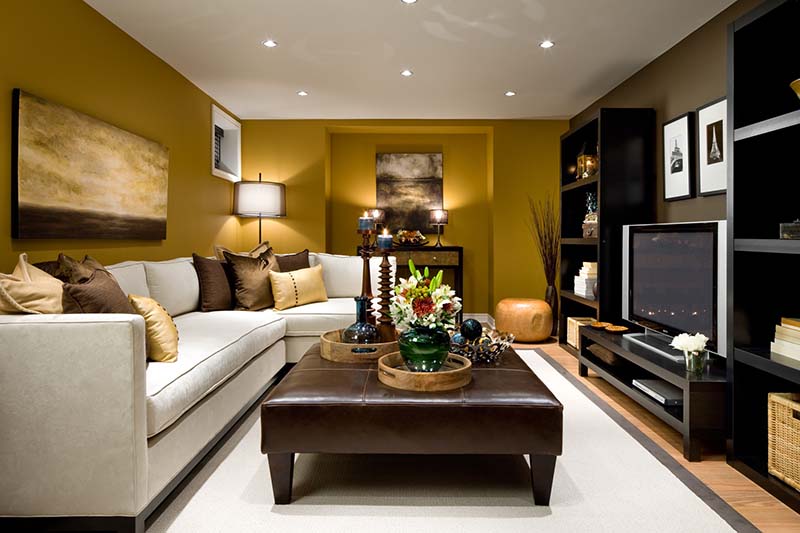 Thiết kế phòng khách nhỏ với bức tường màu vàng ấm áp