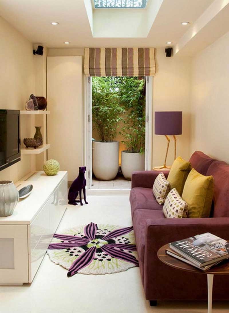Phòng khách nhỏ với màu tím nổi bật trên nền màu sáng