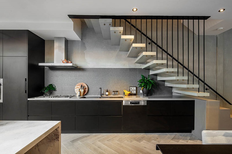 Phòng bếp hiện đại được thiết kế dưới gầm cầu thang