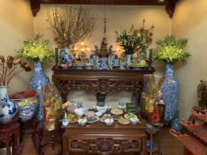 Bàn thờ gia tiên gồm những gì? Cách sắp xếp bàn thờ gia tiên đơn giản